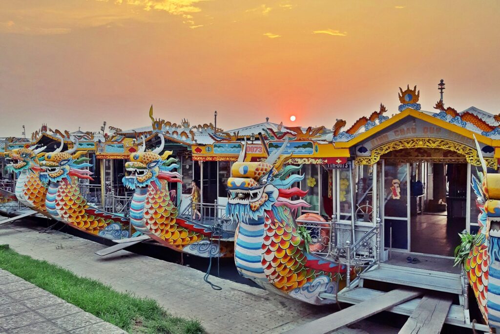 THUYEN RONG SONG HUONG HUE khám phá cố đô Huế cùng thi hoài nhân travel.png