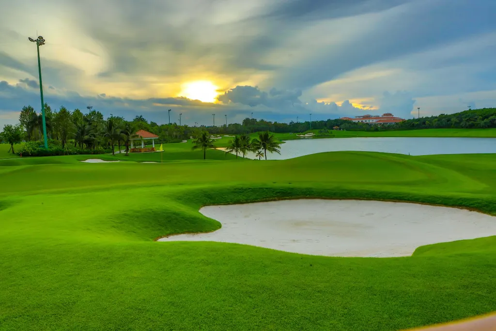 Sân Golf Tân Sơn Nhất - chinh phục sân golf cùng Thi Hoài Nhân Travel.png