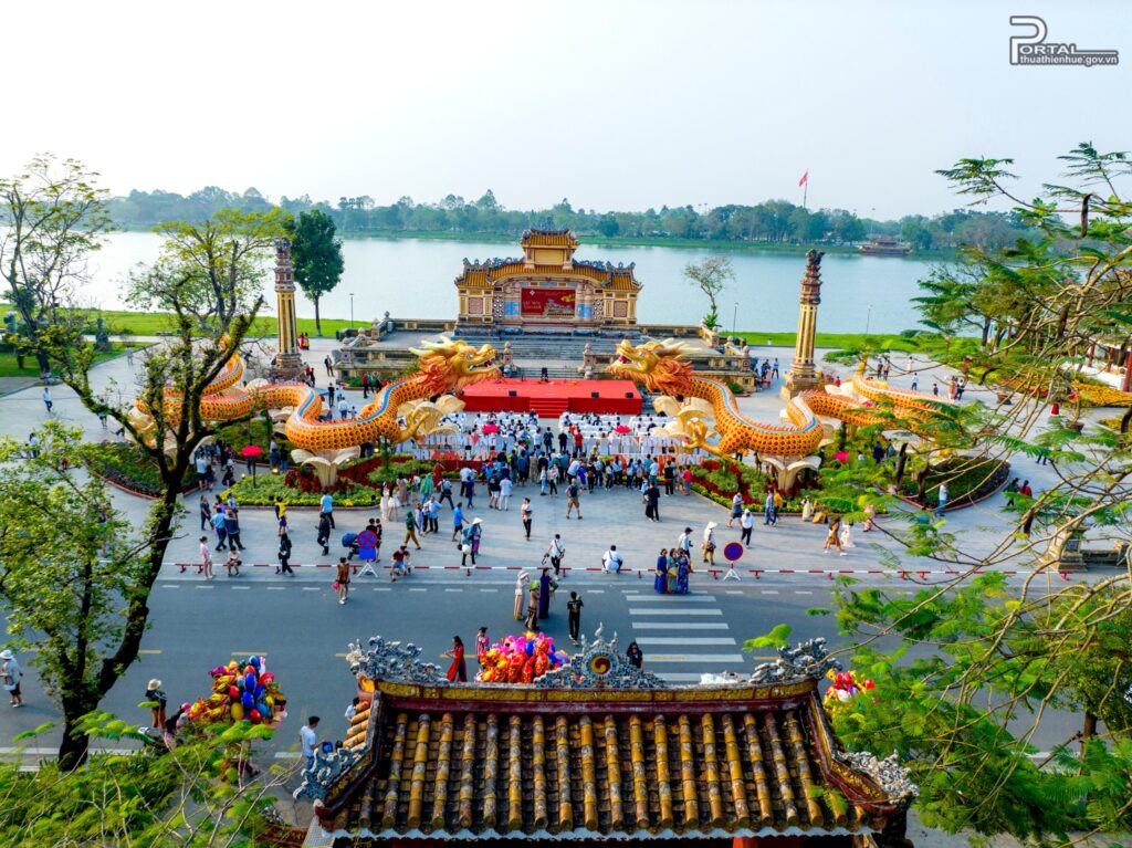 Kinh nghiệm du lịch Huế dịp tết - Khám phá du lịch cùng Thi Hoài Nhân Travel
