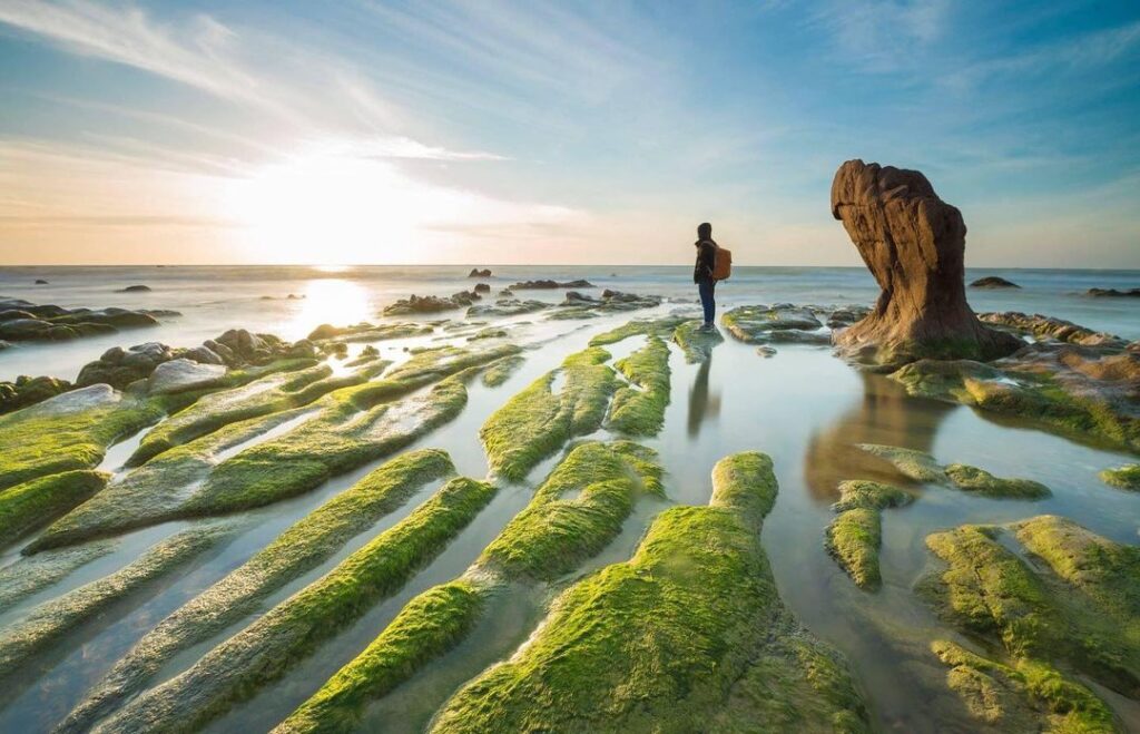 Nổi tiếng với bãi đá bảy màu và lớp rêu xanh trải dài, Bãi đá Cổ Thạch mang lại cảm giác siêu thực và khác biệt. Vào mùa xuân, nơi đây trở thành thiên đường cho giới nhiếp ảnh săn ảnh nghệ thuật. 📷 Gợi ý: Váy trắng dài – ảnh góc thấp – concept tối giản hoặc huyền bí 